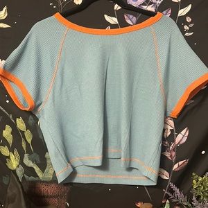 Blue t-shirt crop with orange lining